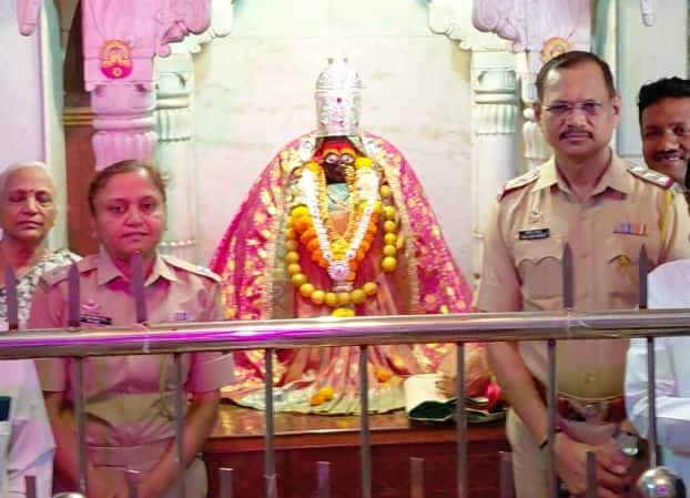 स्वतःची पाठ थोपटून घेण्यासाठी पोलिसांनी मोठा गाजावाजा केला. पण 24 तास उलटायच्या आत चोरट्यांनी पुन्हा त्याचं चांदीच्या मुकुटावर डल्ला मारला. त्यामुळे पोलिसांच्या कार्यक्षमतेवर प्रश्न उभे राहिले आहे.