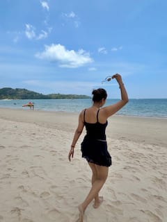 Anjali Arora Photo: બીચ કિનારે અંજલી અરોરાએ બતાવી કાતિલ અદા, જુઓ તસવીરો