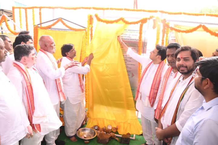​లిఫ్ట్ ఇరిగేషన్.. వ్యవసాయానికి ప్రాణం ​ఆధ్యాత్మికతతో పాటు ఈ ప్రాంత ప్రజల జీవనాధారమైన వ్యవసాయ రంగానికి ప్రజా ప్రభుత్వం ప్రాధాన్యత ఇస్తోందని డిప్యూటీ సీఎం తెలిపారు.