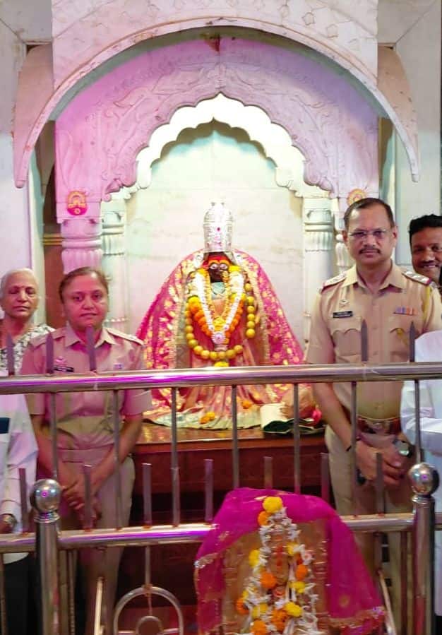 पुजाऱ्या देखत मुकुट लंपास करणाऱ्या चोरट्याला पोलिसांनी बेड्या ठोकल्या. काल 12 जूनच्या सकाळीच पोलिसांनी चोरी गेलेला चांदीचा मुकुट देवीला परिधान केला.