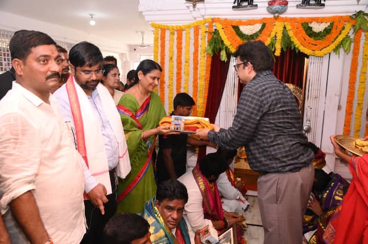 బాసర నుంచి భద్రాచలం వరకు ఉన్న పుణ్యక్షేత్రాల అభివృద్ధి, సుందరీకరణ కోసం రూ. 802 కోట్లు కేటాయించి పనులను ముందుకు తీసుకెళ్తున్నట్లు చెప్పారు. ప్రజల నమ్మకాలను, వారి కోరికలను దృష్టిలో పెట్టుకొని ఈ ప్రజా ప్రభుత్వం పెద్ద ఎత్తున నిధులను మంజూరు చేస్తూ ముందుకు సాగుతోందన్నారు.