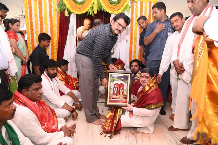 తెలంగాణలోని దేవాలయాల అభివృద్ధికి ప్రజా సంక్షేమానికి కాంగ్రెస్ ప్రభుత్వం కట్టుబడి ఉందని రాష్ట్ర ఉప ముఖ్యమంత్రి భట్టి విక్రమార్క స్పష్టం చేశారు. కేవలం రెండున్నర ఏళ్లలోనే రాష్ట్రంలోని ఆధ్యాత్మిక, సామాజిక రంగాల అభివృద్ధికి ప్రభుత్వం తీసుకున్న విప్లవాత్మక నిర్ణయాలను ఆయన వివరించారు.