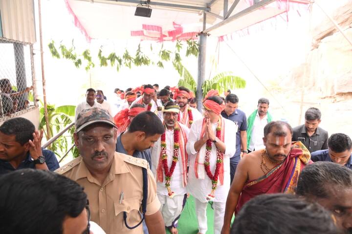 ​గతంలో మంత్రి శ్రీధర్ బాబు నాయకత్వంలో సరస్వతి పుష్కరాలను విజయవంతంగా నిర్వహించామన్నారు. ​రాబోయే గోదావరి పుష్కరాలను పురస్కరించుకుని భక్తులకు అవసరమైన వసతులు, ఘాట్ల నిర్మాణం కోసం ప్రభుత్వం మరో రూ. 1,000 కోట్లను మంజూరు చేసిందన్నారు.