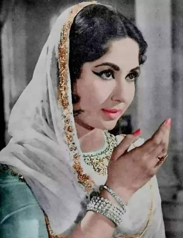 फिल्म 'दिल अपना प्रीत पराई' साल 1960 में रिलीज हुई थी और इसे काफी पसंद किया गया. फिल्म में मीना कुमारी ने नर्स का किरदार निभाया था. उनकी एक्टिंग ने दर्शकों का दिल जीत लिया था.