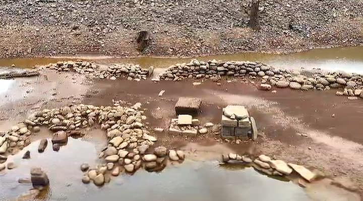 उघड्या पडलेल्या या वास्तू एकीकडे पर्यटकांमध्ये मोठे कुतूहल निर्माण करत असल्या, तरी दुसरीकडे घटणारा पाणीसाठा स्थानिक प्रशासनाची चिंता वाढवत आहे.