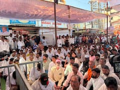 रोहित पवारांचे कुटुंबीय भावूक; आईने हात जोडले, पंढरपुरात वडिलांचे हाल पाहून मुलांचे डोळे पाणावले