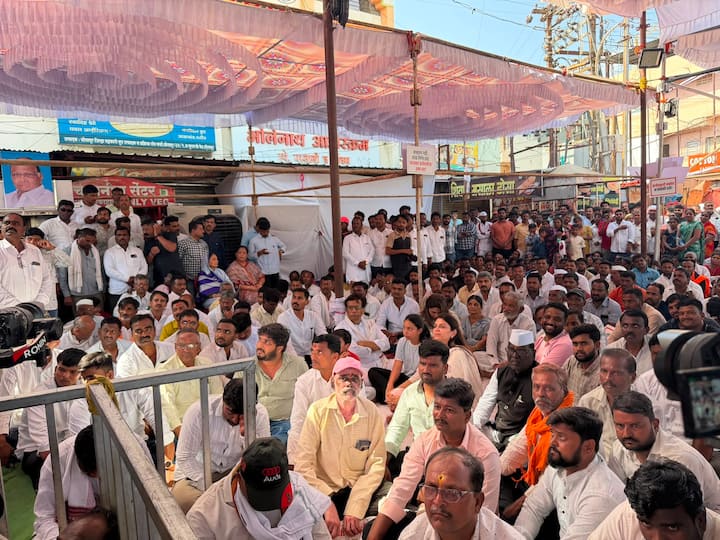 वैद्यकीय तपासणीनंतर आज आमदार रोहित पवारांना सलाईन लावायच्या हालचाली डॉक्टरांकडून सुरू होत्या. ऑक्सिजन, पल्स रेट, मीटर आणि मॉनिटरही लावले जाणार होते.