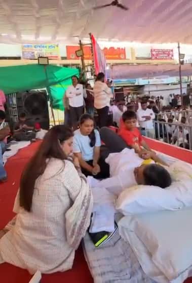 मला रोहितचा खूप अभिमान आहे, घरात काहीच कमी नसताना शेतकऱ्यांच्या प्रश्नासाठी त्याच्या तळमळीतून मोठं आंदोलने होत आहे, गेले तीन दिवसांपासून त्याच्या पोटात अन्नाचा कण न घेता शेतकऱ्यांच्या कर्जमाफीसाठी तो शासनाशी लढत आहे, असेही सुनंदा पवार यांनी म्हटलं.