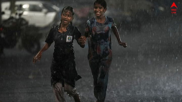 রাজ্যের একাধিক জেলায় ঝড় বৃষ্টির পূর্বাভাস। বজ্রবিদ্যুৎ সহ ঝড় ও বৃষ্টি হতে পারে বলে আশঙ্কা করা হচ্ছে। উত্তরবঙ্গে বিক্ষিপ্তভাবে ভারী বৃষ্টি উপরের দিকের জেলাগুলিতে। দক্ষিণবঙ্গে গরম এবং অস্বস্তির সঙ্গেই বজ্রবিদ্যুৎ সহ ঝড়-বৃষ্টি চলবে।