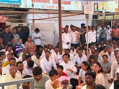 रोहित पवारांचे कुटुंबीय भावूक; आईने हात जोडले, पंढरपुरात वडिलांचे हाल पाहून मुलांचे डोळे पाणावले