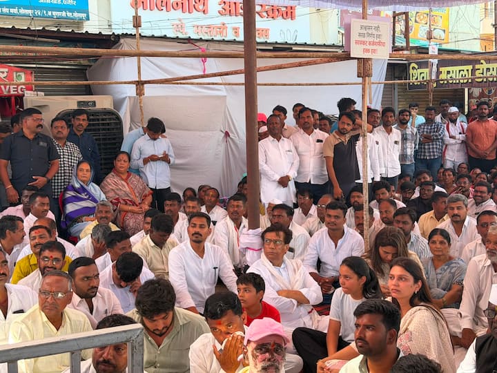 शरद पवारांच्या राष्ट्रवादीचे आमदार रोहित पवार गेल्या तीन दिवसांपासून शेतकरी कर्जमाफीतील जाचक अटी रद्द कराव्यात, या मागणीसाठी अन्नत्याग आंदोलन करत आहे.