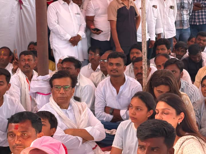 रोहित पवार यांच्या आंदोलनास नेतेमंडळी, कार्यकर्ते, आमदार,खासदार भेट देत आहेत. तर, विरोधकांकडून आंदोलनाची खिल्ली उडवली जात आहे.