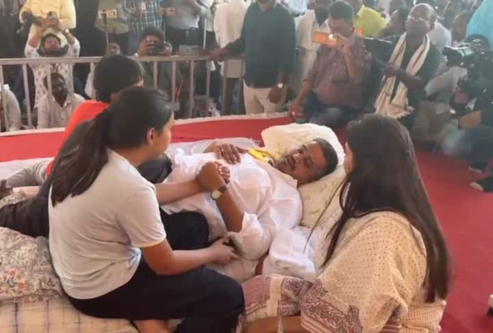 गेले तीन दिवसापासून अन्नत्याग आंदोलनाला बसलेल्या आपल्या मुलाच्या भेटीला आई सुनंदा पवार आज पोहोचल्या, त्यावेळी मुलाकडे पाहून अतिशय भावुक झाल्या