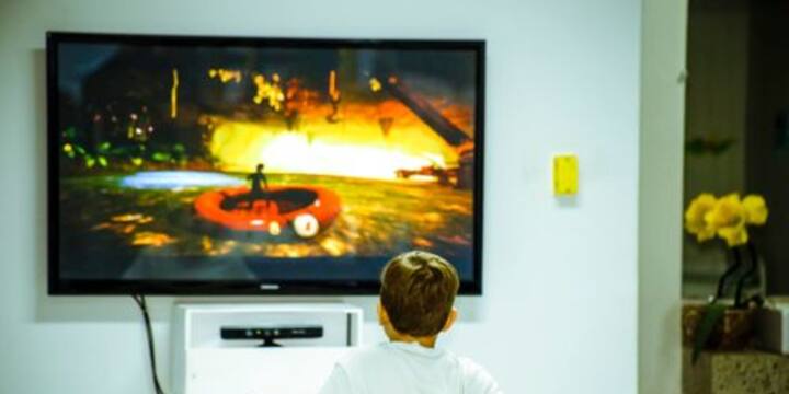 अक्सर माना जाता है कि LED या LCD टीवी OLED की तुलना में ज्यादा टिकाऊ होते हैं. हालांकि परीक्षणों में यह भी सामने आया कि LED टीवी की अपनी अलग कमजोरियां हैं. इनमें स्क्रीन के पीछे लगी बैकलाइट समय के साथ खराब होने लगती है. जब बैकलाइट कमजोर पड़ती है तो स्क्रीन पर काले धब्बे, असमान रोशनी या ब्राइटनेस की कमी जैसी समस्याएं दिखाई देने लगती हैं. कुछ मामलों में बैकलाइट पूरी तरह खराब हो जाने से टीवी देखने का अनुभव काफी प्रभावित हो जाता है.