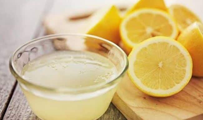 Why You Should Avoid Adding Sugar To Lemon Water : ਗਰਮੀਆਂ ਦੇ ਮੌਸਮ ਵਿੱਚ ਨਿੰਬੂ ਪਾਣੀ ਸਭ ਤੋਂ ਮਸ਼ਹੂਰ ਪੀਣ ਵਾਲੇ ਪਦਾਰਥਾਂ ਵਿੱਚੋਂ ਇੱਕ ਹੈ। ਇਹ ਸਰੀਰ ਨੂੰ ਠੰਡਾ ਕਰਨ ਤੋਂ ਲੈ ਕੇ ਡੀਹਾਈਡਰੇਸ਼ਨ ਨੂੰ ਰੋਕਣ ਤੱਕ ਕਈ ਫਾਇਦਿਆਂ ਲਈ ਜਾਣਿਆ ਜਾਂਦਾ ਹੈ। ਹਾਲਾਂਕਿ, ਲੋਕ ਅਕਸਰ ਇਸਦੇ ਸੁਆਦ ਨੂੰ ਵਧਾਉਣ ਲਈ ਵੱਡੀ ਮਾਤਰਾ ਵਿੱਚ ਖੰਡ ਪਾਉਂਦੇ ਹਨ। ਇਹ ਆਦਤ ਇਸ ਸਿਹਤਮੰਦ ਪੀਣ ਦੇ ਲਾਭਾਂ ਨੂੰ ਘਟਾ ਸਕਦੀ ਹੈ। ਜੇਕਰ ਤੁਸੀਂ ਵੀ ਰੋਜ਼ਾਨਾ ਨਿੰਬੂ ਪਾਣੀ ਪੀਂਦੇ ਹੋ ਤਾਂ ਇਹ ਜਾਣਨਾ ਜ਼ਰੂਰੀ ਹੈ ਕਿ ਇਸ ਵਿੱਚ ਲੋੜ ਤੋਂ ਵੱਧ ਚੀਨੀ ਮਿਲਾਉਣਾ ਸਿਹਤ ਲਈ ਠੀਕ ਨਹੀਂ ਮੰਨਿਆ ਜਾਂਦਾ।