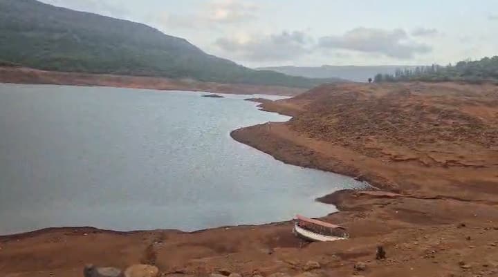 धरणाच्या अंतर्गत भागातील आणि उघड्या पडलेल्या मंदिरांची ही अद्भूत आणि दुर्मिळ दृश्ये ड्रोन कॅमेऱ्यात कैद झाली आहेत.