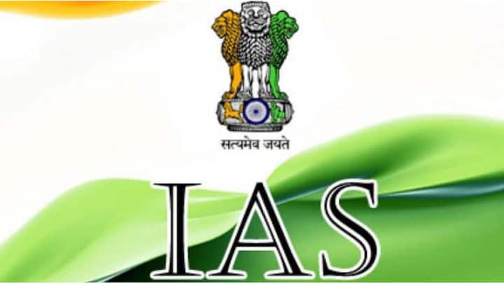 কিন্তু IAS হতে গেলে UPSC-তে বসা কি জরুরি? আর কি অন্য রাস্তা নেই? ছাত্রাবস্থায় অনেকের মাথাতেই এই প্রশ্নের উত্তর খোঁজেন। তাঁদের জেনে রাখা উচিত যে, লক্ষ্যে পৌঁছনোর বিকল্প কিছু উপায় অবশ্যই রয়েছে।