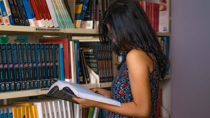 तीसरा रास्ता है केंद्र सरकार कभी-कभी Lateral Entry के जरिए विशेष क्षेत्रों के विशेषज्ञों जैसे कि डॉक्टर, इंजीनियर, अर्थशास्त्री या तकनीकी जानकार को सीधे Joint Secretary जैसे वरिष्ठ प्रशासनिक पदों पर नियुक्त करती है. यह UPSC परीक्षा से नहीं, बल्कि सरकार की जरूरत के आधार पर होता है. हालांकि यह IAS की सीधी नियुक्ति नहीं होती, लेकिन जिम्मेदारियां और काम IAS जैसा ही होता है.