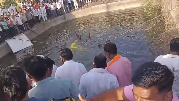 अपघाताचा आवाज ऐकताच स्थानिक नागरिकांनी तातडीने विहिरीकडे धाव घेतली.