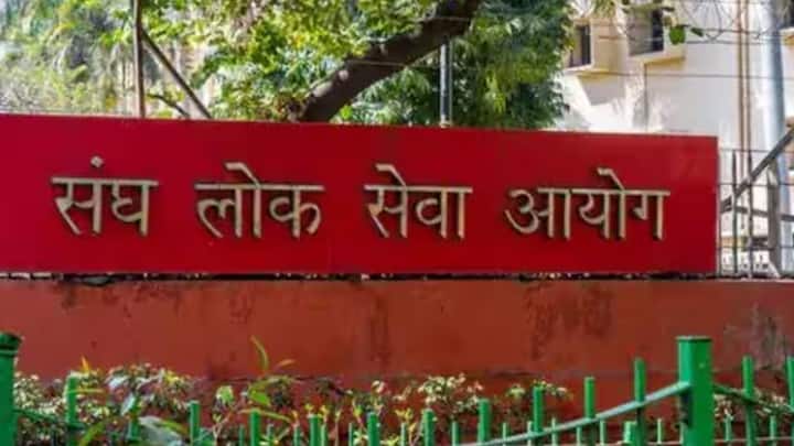 IAS হিসেবে পদোন্নতির ক্ষেত্রে যে বিষয়গুলির উপর জোর দেওয়া হয়, তা হল- সিনয়রিটি, সার্ভিস রেকর্ড ও পারফর্ম্যান্স, IAS-এ শূন্যপদ। যৌথ ভাবে বিষয়টি পরিচালনা করে UPSC এবং রাজ্যের সরকার।