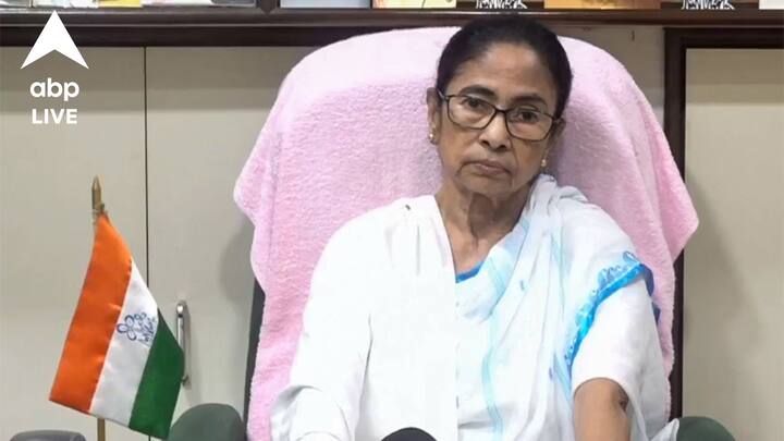 বৈঠকে উপস্থিত ছিলেন, অভিষেক বন্দ্যোপাধ্যায়, কুণাল ঘোষ, কল্যাণ বন্দ্যোপাধ্যায়, শোভনদেব চট্টোপাধ্যায়, কল্যাণ বন্দ্যোপাধ্যায়রা। তৃণমূল সূত্রে খবর, এদিন মমতা বন্দ্যোপাধ্যায়ের সামনেই কুণাল ঘোষের চ্যালেঞ্জের মুখে পড়েন অভিষেক বন্দ্যোপাধ্যায়।