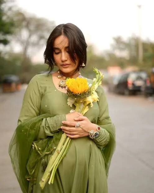 मिळालेल्या माहितीनुसार, सुरभी ज्योतीनं 13 जून रोजी एका मुलीला जन्म दिला आहे. पण तिनं ही आनंदाची बातमी आज चाहत्यांसोबत शेअर केली.