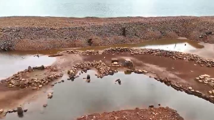 धरण बांधताना ज्या गावांनी जलसमाधी घेतली होती, त्या गावांच्या घरांच्या आणि वाड्यांच्या खुणा पाणी आटल्यामुळे पुन्हा एकदा जिवंत झाल्या आहेत.