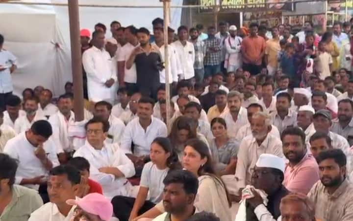 आमदार रोहित पवार यांच्या पत्नी, मुलगी-मुलगी आणि आई-वडिल देखील आंदोलनस्थळी लोकांमध्ये बसून होते.