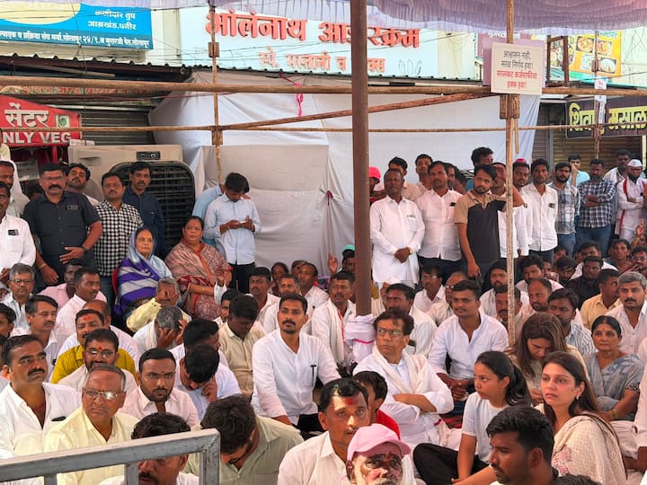 रोहित पवार यांच्यासाठी सर्व वैद्यकीय सुविधेसह डॉक्टरांची टीम सज्ज होती. मात्र, रोहित पवार यांनी सलाईन लावण्यास नकार दिला. ब्लड प्रेशर आणि राज्यातील साखर ड्रॉप होत असल्याने डॉक्टरांचा सलाईन घेण्याचा रोहित पवाराना देण्यात आला होता सल्ला.