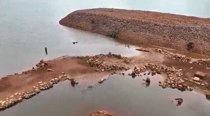 इतिहासाचे साक्षीदार असलेल्या या ऐतिहासिक वास्तू आणि मंदिरांचे अवशेष पाहण्यासाठी कोयना धरणाच्या बॅकवॉटर परिसरात पर्यटकांची मोठी गर्दी होत आहे.