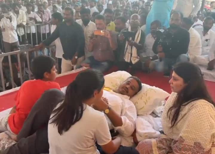 रोहित पवारांचे संपूर्ण कुटुंबीय आज आंदोलनस्थळी दिसून आले, लेकरा-बाळांसह आई-वडिलही आंदोलनस्थळी भावूक झाल्याचं पाहायला मिळाले.