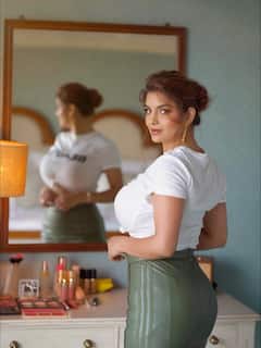 Anveshi Jain Photos: ગ્રીન સ્કર્ટ અને વ્હાઇટ ટોપમાં અન્વેશી જૈનનો કિલર લુક