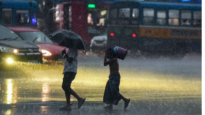 আগামী বুধবার পর্যন্ত বিক্ষিপ্তভাবে বজ্রবিদ্যুৎ সহ ঝড় বৃষ্টির সম্ভাবনা বেশি থাকবে পূর্ব ও পশ্চিম বর্ধমান বীরভূম, মুর্শিদাবাদ, নদিয়া, উত্তর ও দক্ষিণ ২৪ পরগনা জেলাগুলিতে।