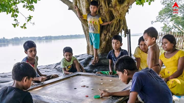 সোম এবং মঙ্গলবারেও ভারী বৃষ্টির পূর্বাভাস জলপাইগুড়ি আলিপুরদুয়ার এবং কোচবিহার এই তিন জেলায়। বুধবারে আবার ভারী বৃষ্টির সম্ভাবনা বাড়বে উত্তরবঙ্গে।