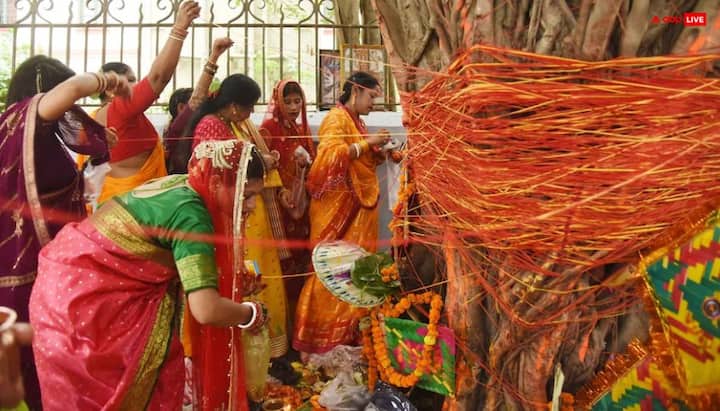 इस दिन वट वृक्ष (बरगद के पेड़) की पूजा के समय भिगोया हुआ काला चना, गेहूं, केले, मौसमी फल और लाल रंग का कपड़ा चढ़ाना बहुत शुभ माना जाता है.एस्ट्रोलॉजर नीतिका शर्मा के अनुसार ऐसा करने सुख समृद्धि के रास्ते कभी बंद नहीं होते.