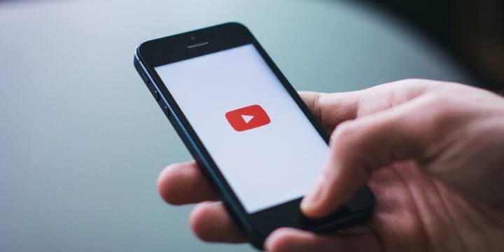 आज के समय में YouTube सिर्फ मनोरंजन का प्लेटफॉर्म नहीं रह गया है बल्कि यह लाखों लोगों के लिए करियर और कमाई का बड़ा जरिया बन चुका है. हर दिन हजारों नए क्रिएटर्स अपना चैनल शुरू करते हैं लेकिन उनमें से बहुत कम लोग ऐसे होते हैं जो तेजी से फॉलोअर्स और सब्सक्राइबर्स बढ़ाने में सफल हो पाते हैं. अगर आप भी अपने YouTube चैनल की ग्रोथ बढ़ाना चाहते हैं तो कुछ जरूरी बातों पर ध्यान देना बेहद महत्वपूर्ण है.