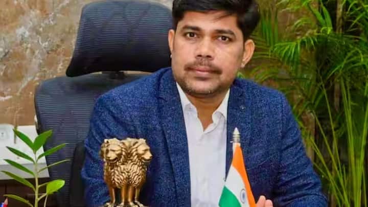 তবে IAS হওয়ার আরও একটি রাস্তা রয়েছে। রাজ্য সরকারের সিভিল সার্ভিস অফিসাররাই শুধুমাত্র এই পথে IAS হতে পারেন। রাজ্যে যাঁরা আগে থেকে সিভিল সার্ভিসেসে নিযুক্ত রয়েছেন, যথেষ্ট অভিজ্ঞতার পর IAS হিসেবে পদোন্নতি হতে পারে তাঁদের।