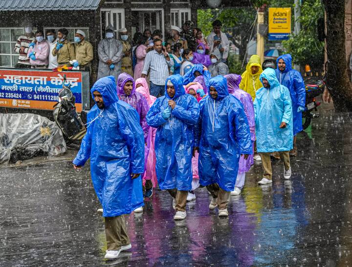 ১৭ তারিখ অর্থাৎ বুধবার থেকে বৃষ্টি বাড়ার সম্ভাবনা রয়েছে উত্তরবঙ্গে। জারি করা হয়েছে কমলা সতর্কতা। আগামী ২১ তারিখ পর্যন্ত উত্তরবঙ্গে বৃষ্টির সম্ভাবনাই প্রবল।