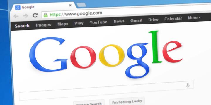 Google Doodle की कहानी 1998 से शुरू होती है. उस समय Google के संस्थापक लैरी पेज और सर्गेई ब्रिन अमेरिका में आयोजित होने वाले Burning Man Festival में शामिल होने जा रहे थे. उन्होंने यूजर्स को यह संकेत देने के लिए कि वे कुछ समय के लिए उपलब्ध नहीं रहेंगे Google के लोगो में Burning Man का एक छोटा सा प्रतीक जोड़ दिया. यही Google का पहला Doodle माना जाता है.