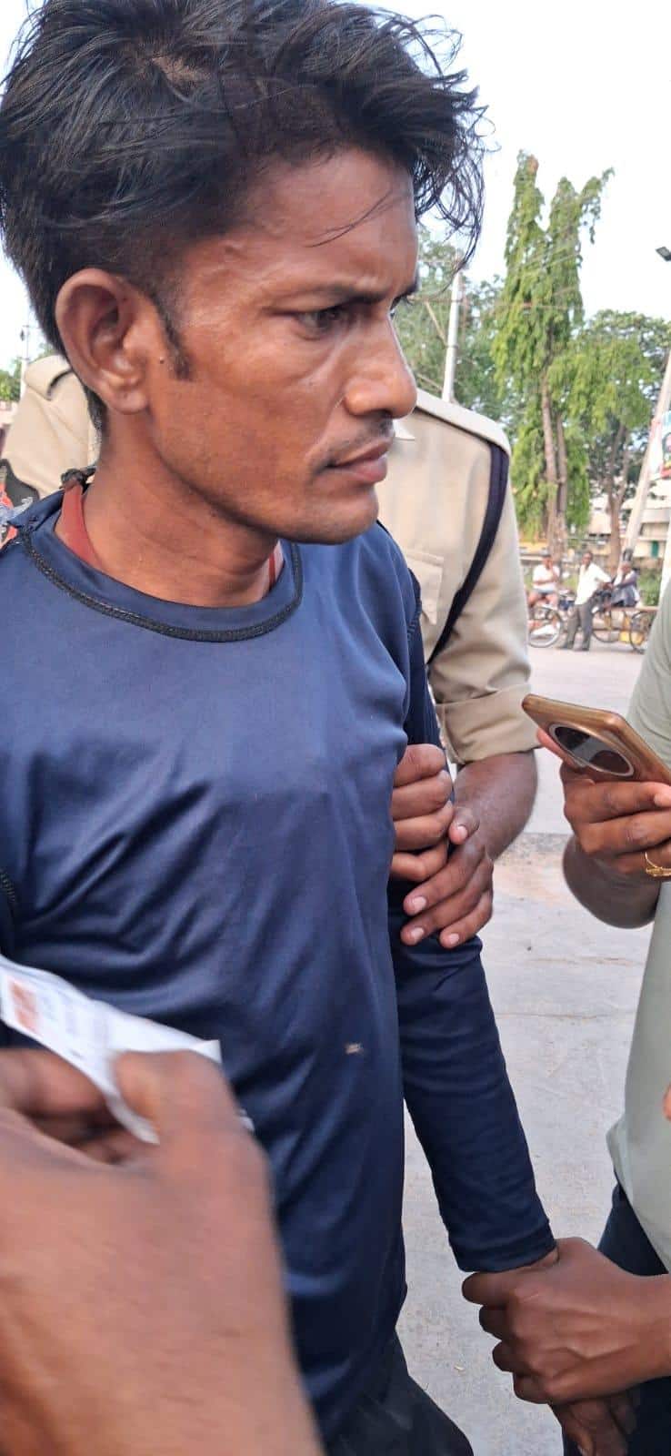 Robbery In Circar Express: బాపట్ల వద్ద సర్కార్ ఎక్స్ప్రెస్లో దొంగల బీభత్సం.. పారిపోతున్న దొంగలపై రైల్వే పోలీసుల కాల్పులు