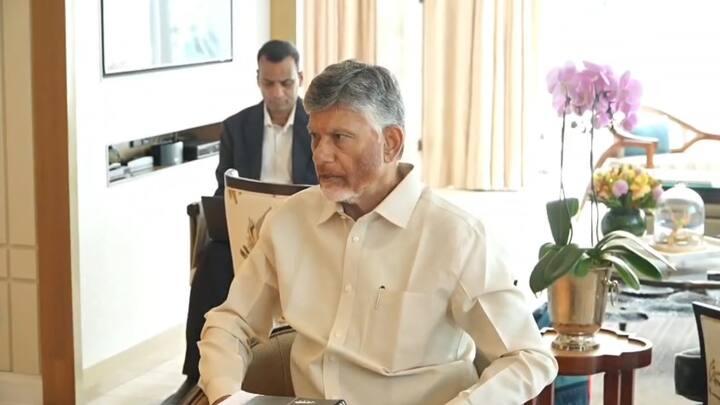 అమరావతి: ఆంధ్రప్రదేశ్ ముఖ్యమంత్రి నారా చంద్రబాబు నాయుడు సింగపూర్‌లో స్టార్టప్ వెంచర్ క్యాపిటలిస్టులతో ఏర్పాటు చేసిన ఉన్నత స్థాయి రౌండ్ టేబుల్ సమావేశంలో పాల్గొన్నారు. ఈ సమావేశంలో సింగపూర్‌లోని భారత హైకమిషనర్ శిల్పక్ అంబులే, రాష్ట్ర పురపాలక శాఖ మంత్రి పి.నారాయణతో పాటు సింగపూర్‌కు చెందిన పలువురు ప్రముఖ స్టార్టప్ వెంచర్ క్యాపిటలిస్టులు, పెట్టుబడిదారులు హాజరయ్యారు.