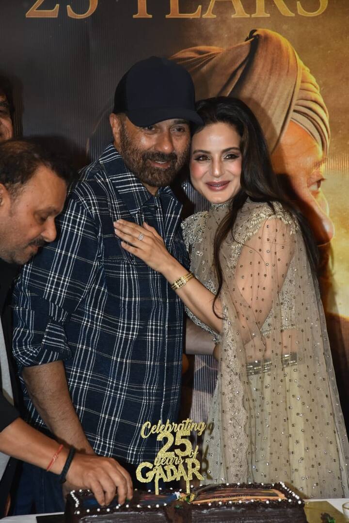इस फोटो में अमीषा पटेल और सनी देओल के बीच तारा सिंह और सकीना वाली केमिस्ट्री ही देखने के लिए मिल रही है, जो काफी कमाल की है.