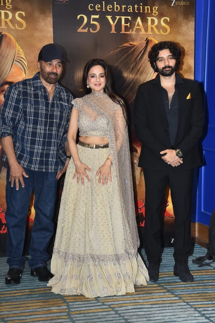 'गदर' के जश्न में तारा सिंह और सकीना के साथ ही उनके ऑनस्क्रीन बेटे जीते भी साथ दिखे. उत्कर्ष शर्मा लंबे बाल और दाढ़ी में खूब जंचे. तीनों ने एक साथ पोज भी दिया.