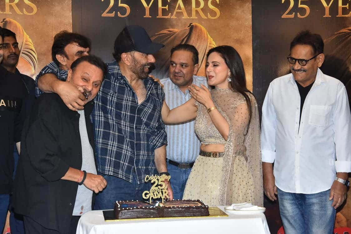 Now, on the occasion of completion of 25 years of 'Gadar', Ameesha Patel also attended the celebration, where the actress and Anil Sharma were seen in the same frame. Both were seen talking and also cutting the cake.