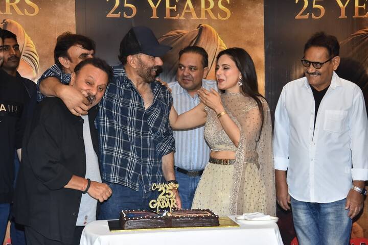 Now, on the occasion of completion of 25 years of 'Gadar', Ameesha Patel also attended the celebration, where the actress and Anil Sharma were seen in the same frame. Both were seen talking and also cutting the cake.