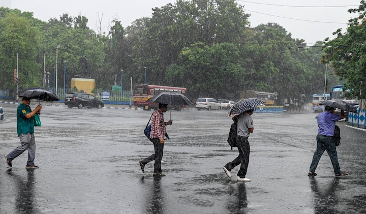 একই দিনে পুরুলিয়া ও বাঁকুড়ার এক-দুই জায়গায় হালকা বৃষ্টি বা বজ্রপাত সহ বৃষ্টির সম্ভাবনা রয়েছে।