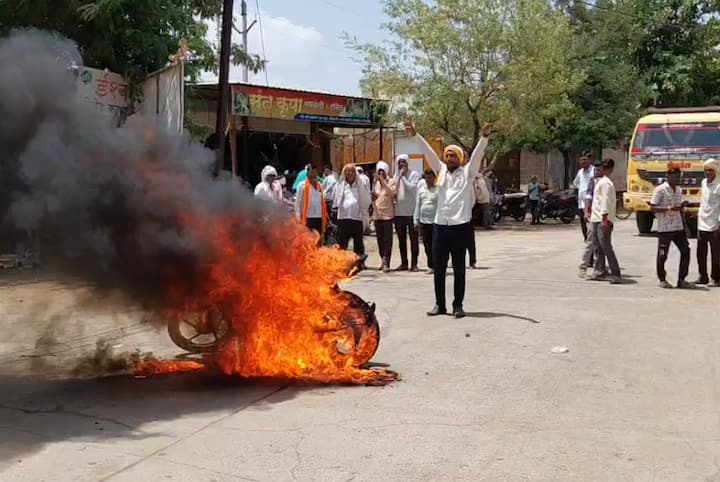 वाशिममध्ये सरसकट कर्जमाफीसाठी क्रांतिकारी शेतकरी संघटना आक्रमक झाली असून सरकारच्या निषेधार्थ कार्यकर्त्याने स्वतःची दुचाकी पेटवून संताप व्यक्त केला