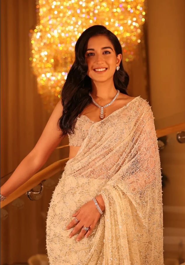 राधिका की शुरुआती पढ़ाई मुंबई के 'द कैथेड्रल एंड जॉन कॉनन स्कूल' और 'इकोले मोंडिएल वर्ल्ड स्कूल' से हुई है. उन्होंने बीडी सोमानी इंटरनेशनल स्कूल से इंटरनेशनल बैकलॉरिएट डिप्लोमा भी किया है.