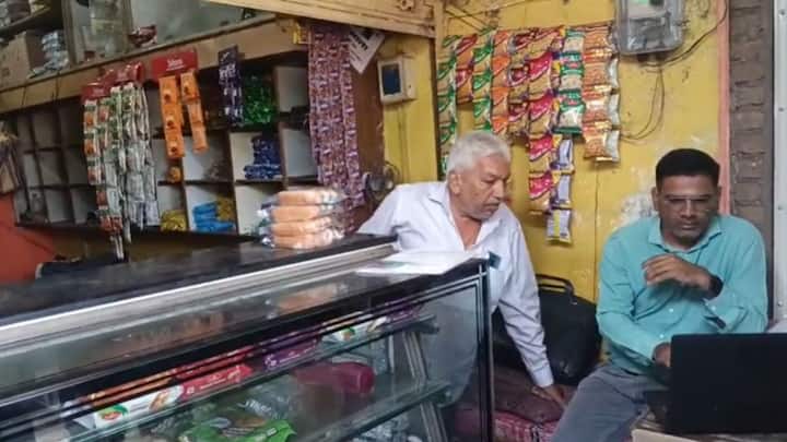 अकोला अकोट रस्त्यावरील पळसोद फाट्यादरम्यान, हजारो पेप्सी आढळून आल्या आहे. कुणीतरी अज्ञात दुकानदारांकडून हा संपूर्ण पेप्सीचा माल फेकून दिलाय.