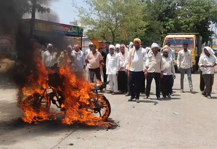 वाशिमध्ये शेतकरी संघटनेकडून सुरू असलेल्या आंदोलनावेळी सरसकट कर्जमाफीसाठी शेतकऱ्याची स्वत:ची लाख मोलाची दुचाकी भररस्त्यात पेटवली